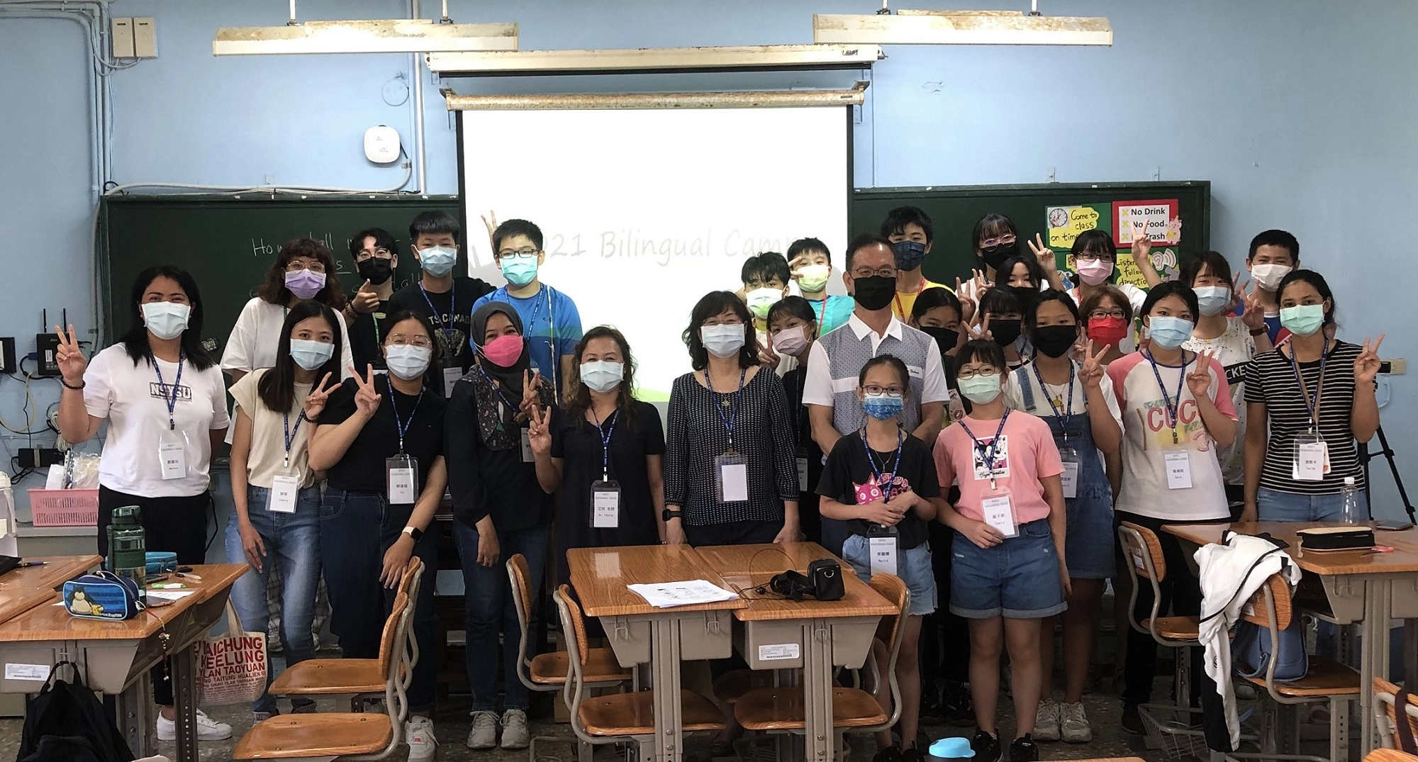 國立中山大學雙語營隊引導學生分組討論國際永續發展目標。