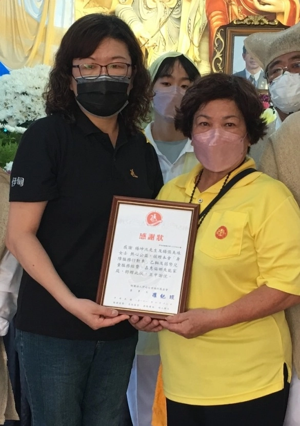 楊坤池先生告別式伊甸代表頒發感謝狀給楊張美珠(右)