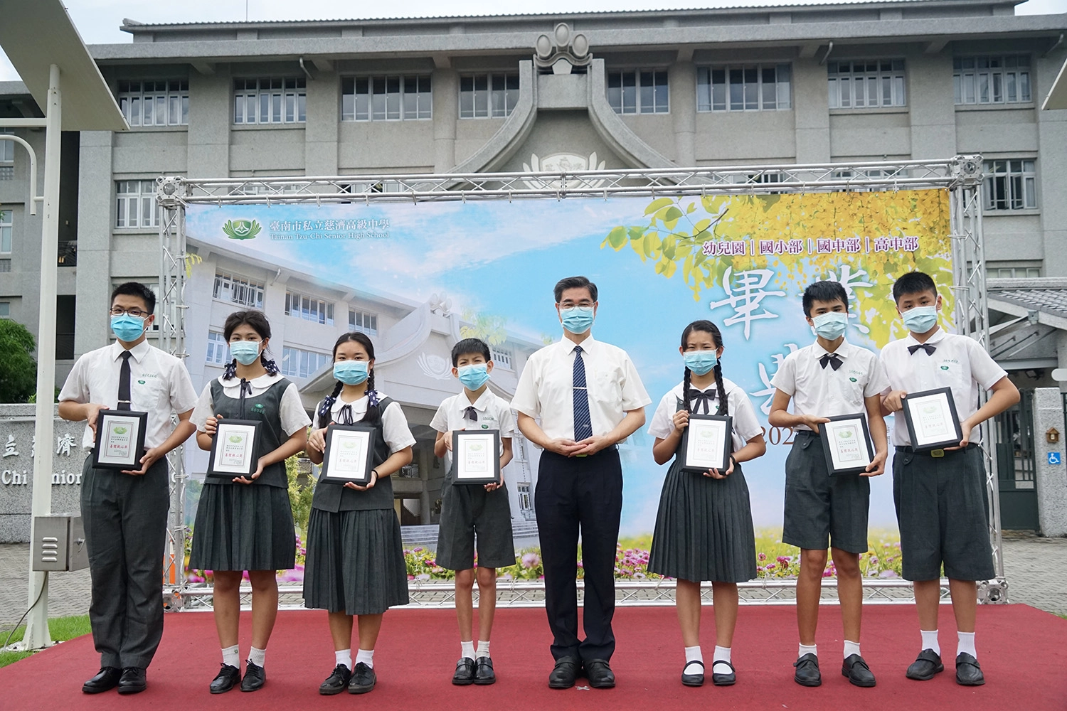 陳修岳(左一)錄國立高雄大學生命科學系，求學過程中面對家人生病，他正向勇敢的精神獲得榮譽肯定。