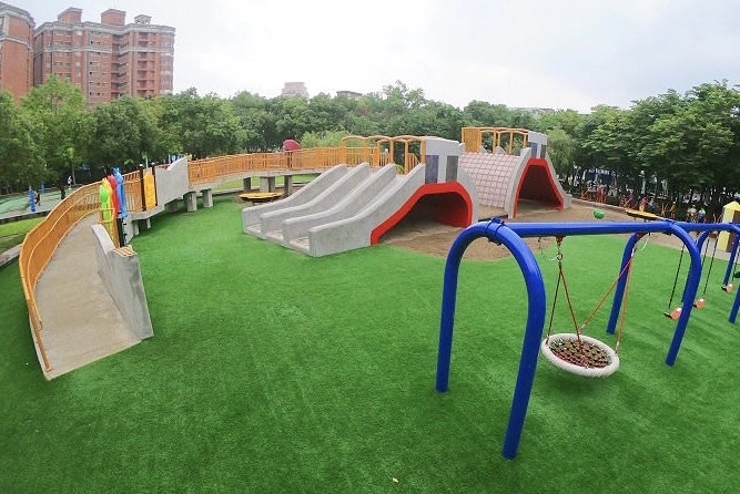 中和公園內的共融遊戲場，非常豐富有趣。