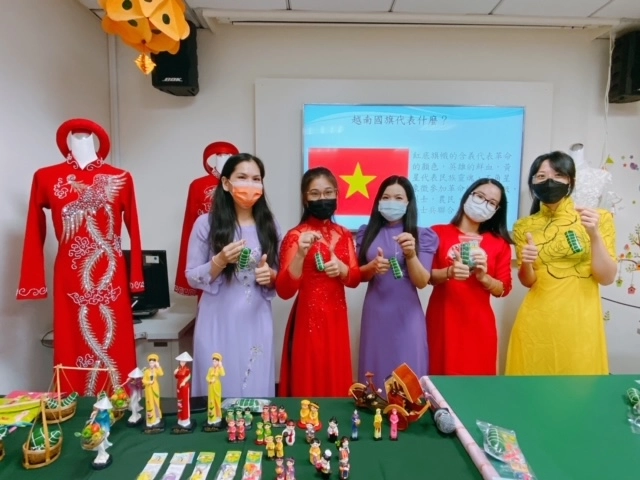 現場新住民體驗越南傳統服飾並且一起合影情形。