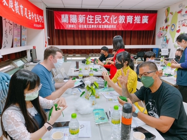 越南籍新住民潘錦秀擔任講師現場教導新住民及其家屬DIY製作南方粽鑰匙圈情形。