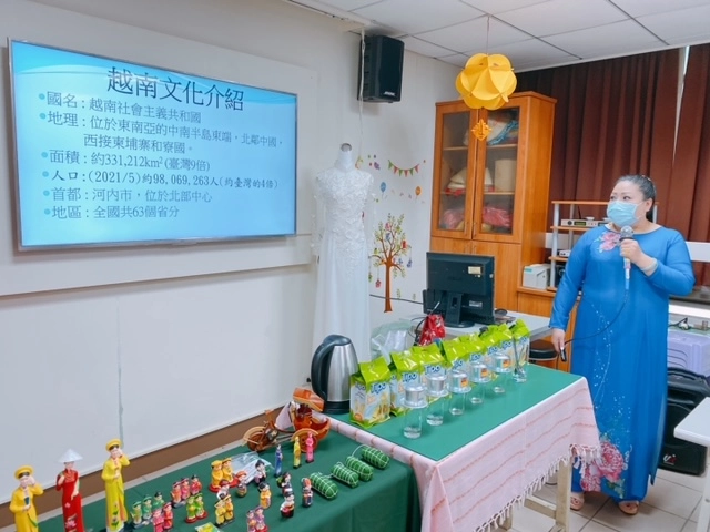 移民署新住民多元文化人才培訓講師彭心梅女士利用家庭教育課程介紹越南多元文化。