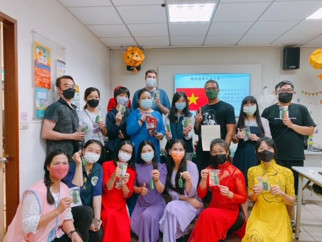 全體新住民及其家屬將完成的手工鑰匙圈作品與講師及本站工作人員一起合影留念。
