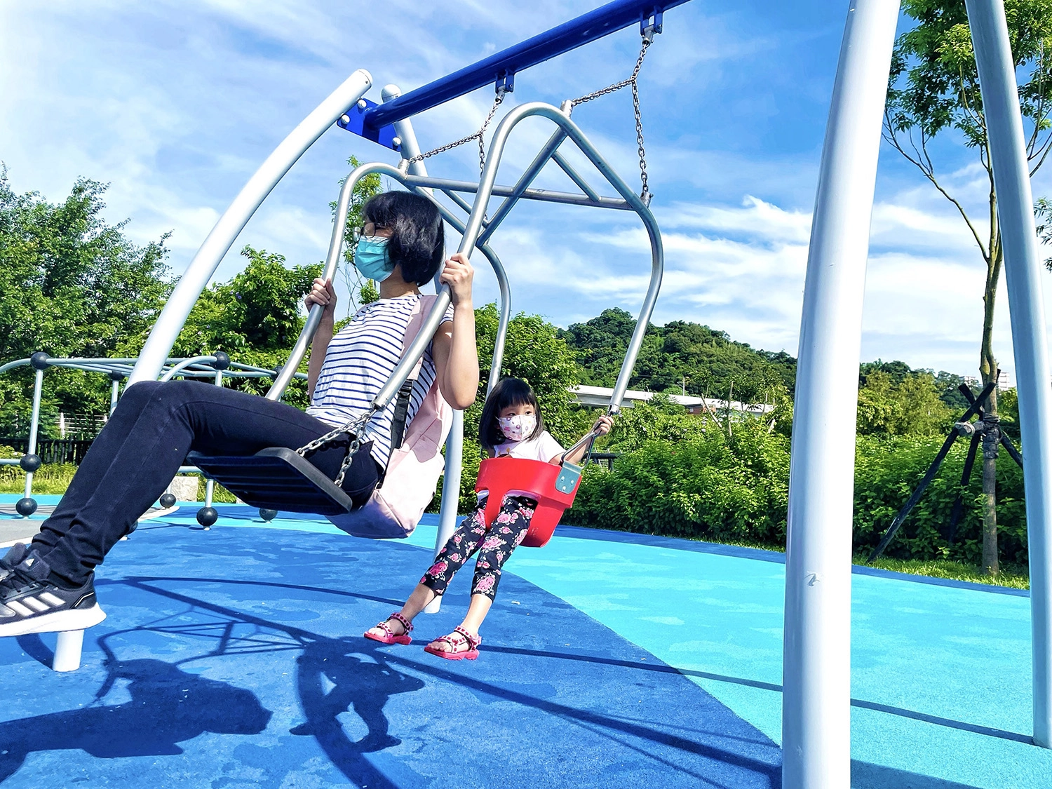 新的遊戲場安全法規頒布下，重新檢視並規劃改造原有公園設施。