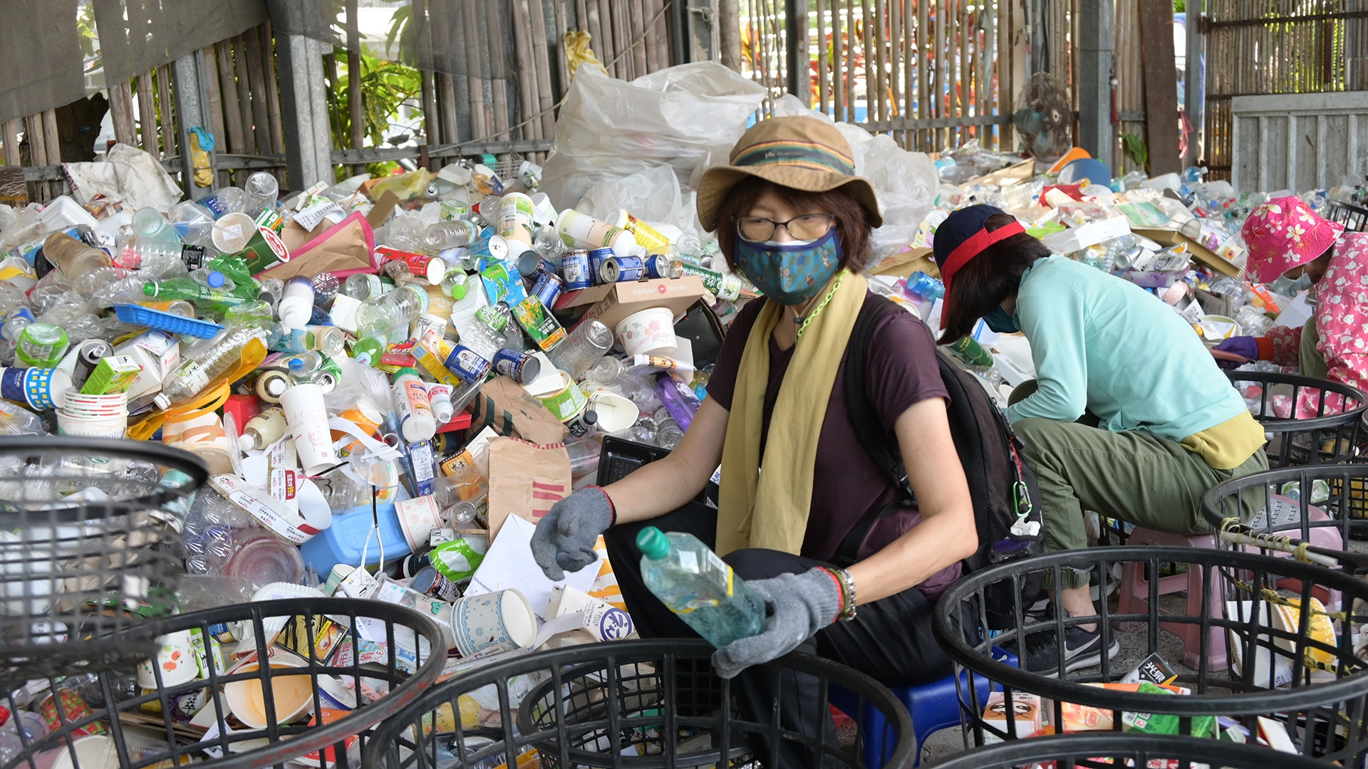 慈濟師姊說明回收廢棄物，分類清洗後可再造第二生命。
