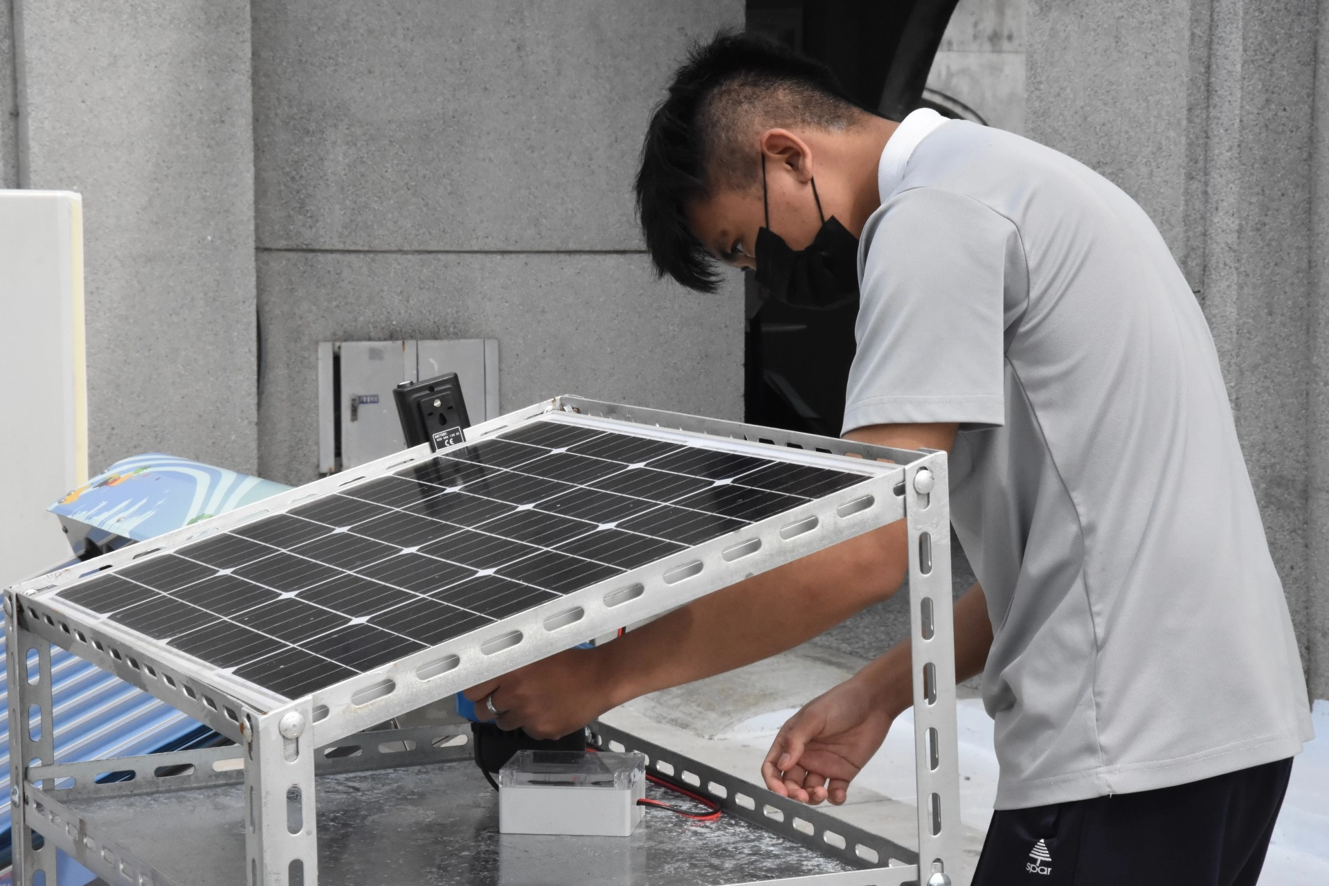與一般太陽能發電不同，學生將太陽光熱機熱技術用於乾燥機。
