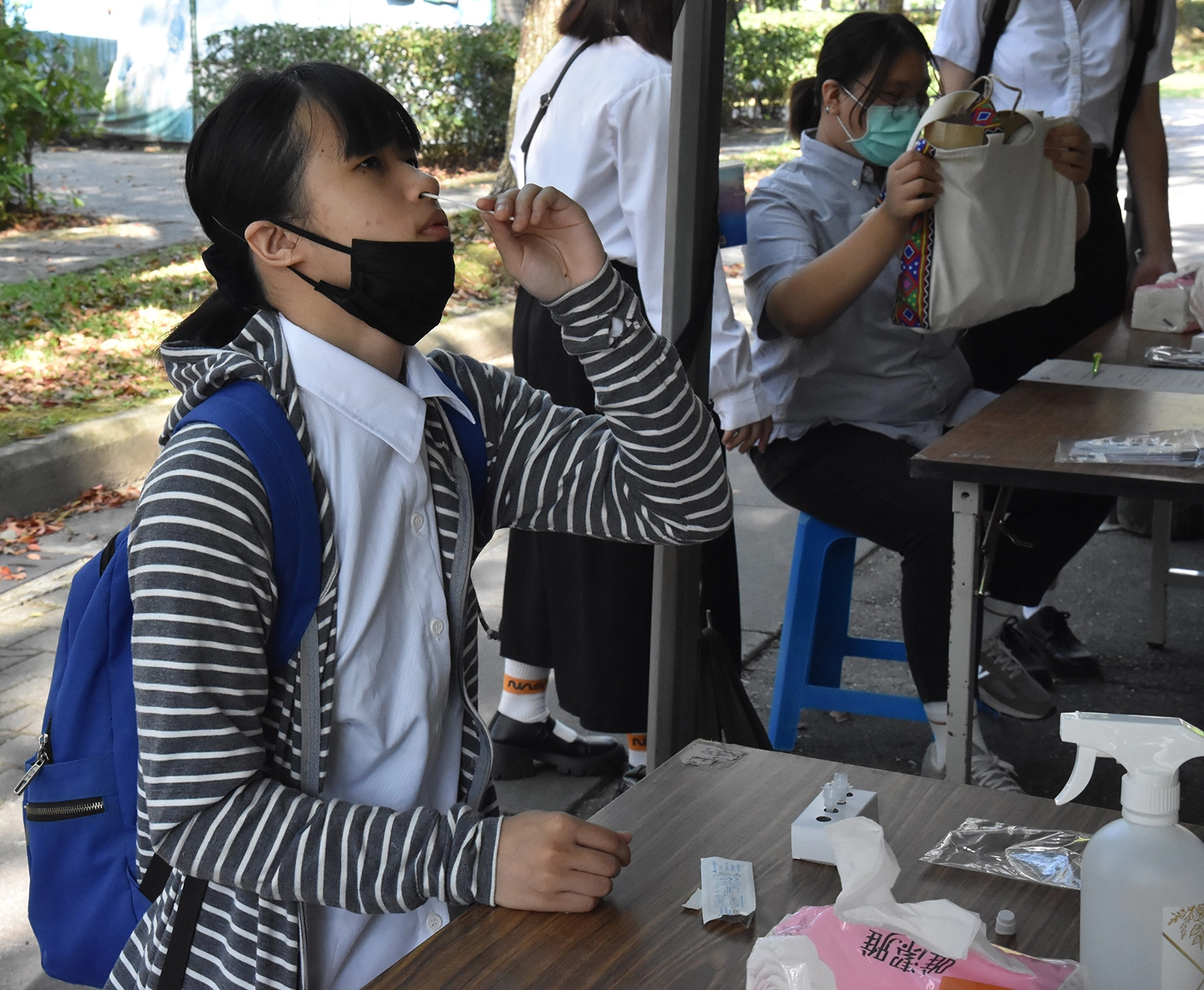 未出示快篩證明的考生需現場快篩才可進入校園。
