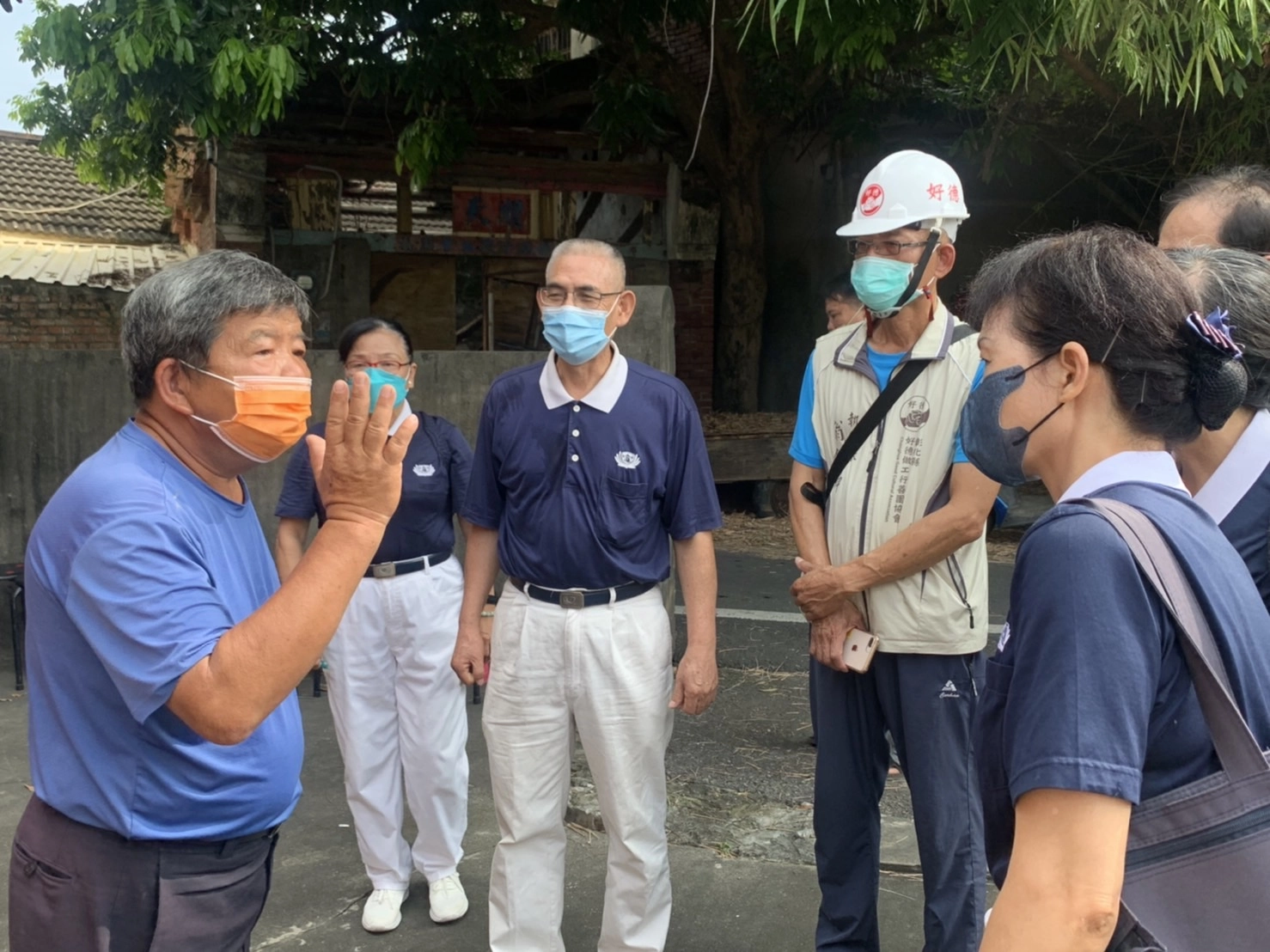 慈濟彰化和美志工持續關懷案家兄弟，並與當區里長（左一）進行討論。
