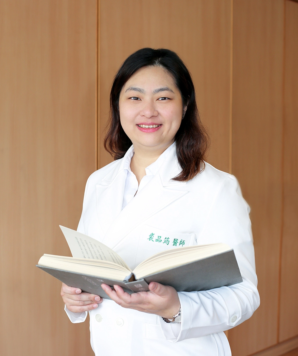 花蓮慈院兒童急重症科主任裘品筠表示，一般一至二歲以下的嬰幼兒處在口腔期，可能會經常拿到東西就往嘴裡塞，呼籲家長將家中的小物品妥善收起，以避免不慎被孩子誤吞，嗆入氣管或滑進食道。