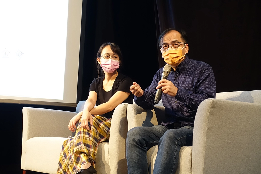 高雄長庚醫院陳乃菁醫師與《有你相伴的旅程》照顧者岳朝霖先生映後座談。