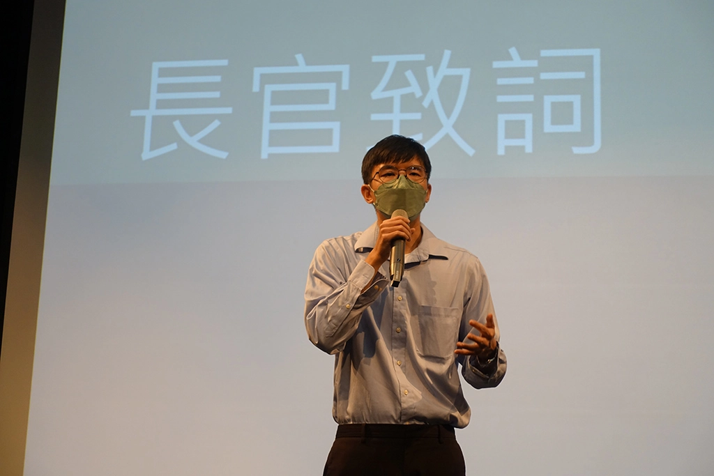 天主教失智老人基金會鄭又升教育訓練組長介紹本會辦理的「輕度失智者與照顧者生活型態再設計團體」。
