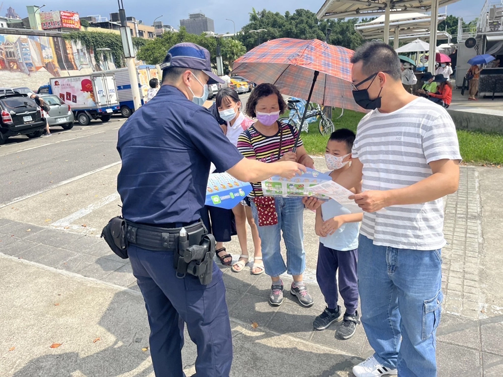 臺北市保大員警以徒步巡邏並透過自製海報圖像解說與民眾深入淺出的互動，加深民眾對跟蹤騷擾行為及求助管道的認知。