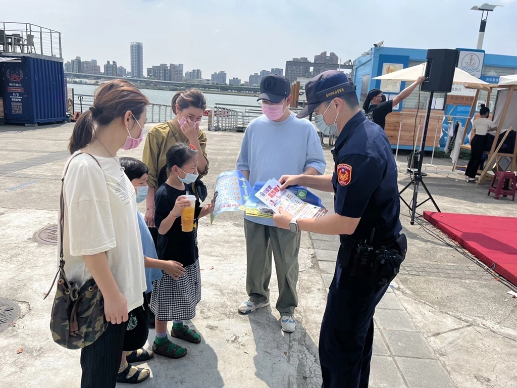 臺北市保大員警特別選在大稻埕碼頭人潮聚集處設置「機動派出所」，以手持海報標語方式向民眾宣導「跟蹤騷擾防制法」。