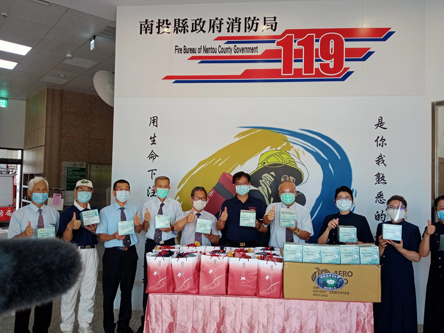 贈送N95口罩林聰吉局長(右四)代表接受。
