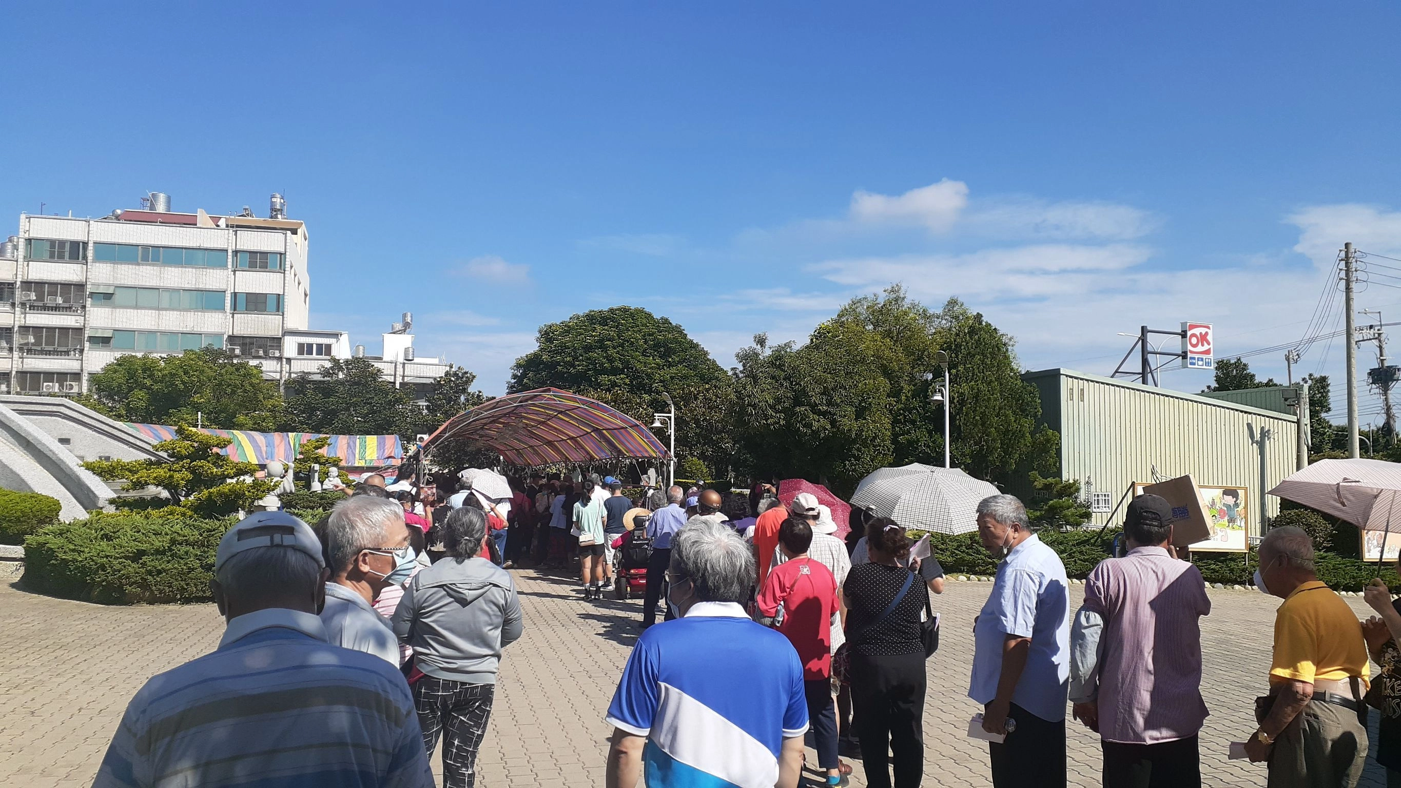 6月22日，慈濟臺中清水靜思堂外，民眾等候疫苗施打情形。