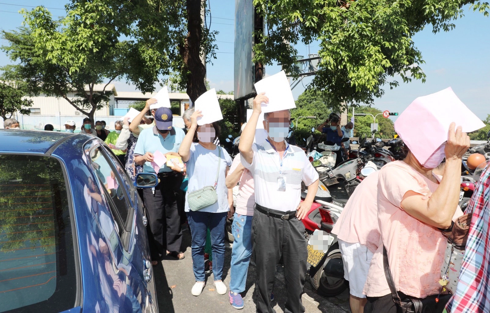 6月22日，慈濟臺中沙鹿聯絡處外，民眾等候疫苗施打情形。