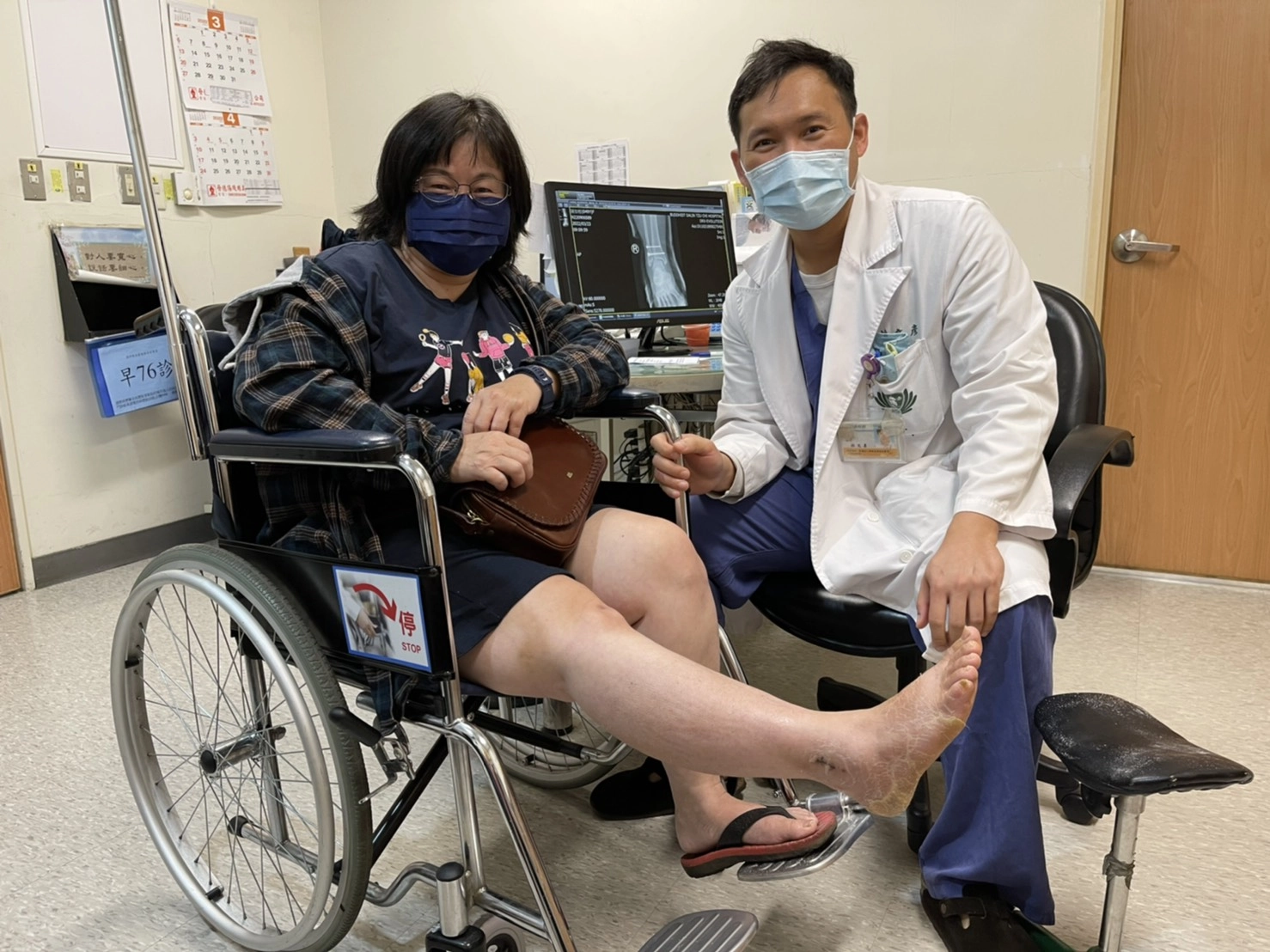 大林慈濟醫院林文彥醫師（圖右）建議，輕微扭傷自己冰敷則會改善，但較嚴重時出現韌帶斷裂、關節移動時會劇痛、有骨折現象，須趕緊尋找專業醫師處理，千萬別錯失最佳治療時機。