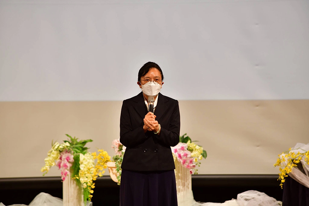 謝穎慧老師「用生命陪伴生命」，劉怡均校長在穎慧老師臨終前親自頒發慈濟大學感恩狀，感恩老師對教育，對偏鄉部落學童的積極付出，和悉心奉獻。