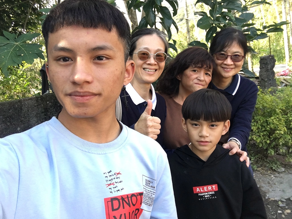 謝穎慧老師與陳畹蘭主任一起到佳民家訪，左一為余承緯。