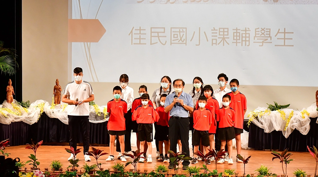游彥中校長代表佳民國小所有老師和小朋友向老師表達敬意。