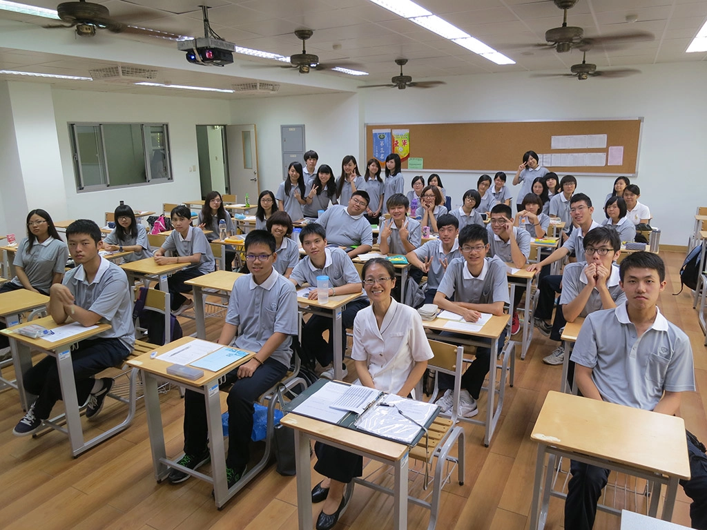 謝穎慧老師為人善良、充滿愛心，為了照顧學生，她可以化身成為看護為跨年夜獨自住院的同學導尿，或是煮補湯給車禍受傷的學生加快復原，甚或成為情緒不穩的學生傾訴的窗口，幫忙調和家庭問題等，是學生口中的「人發心媽媽」。