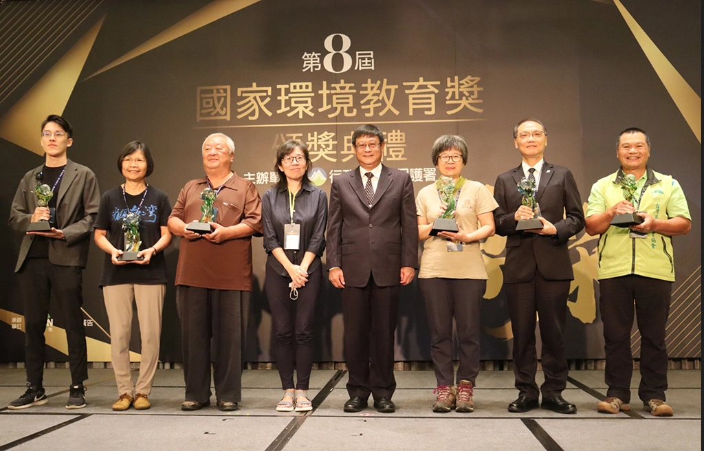 環保署長張子敬(右四)親自出席，一一頒獎給獲獎者及單位表達肯定及勉勵。 
