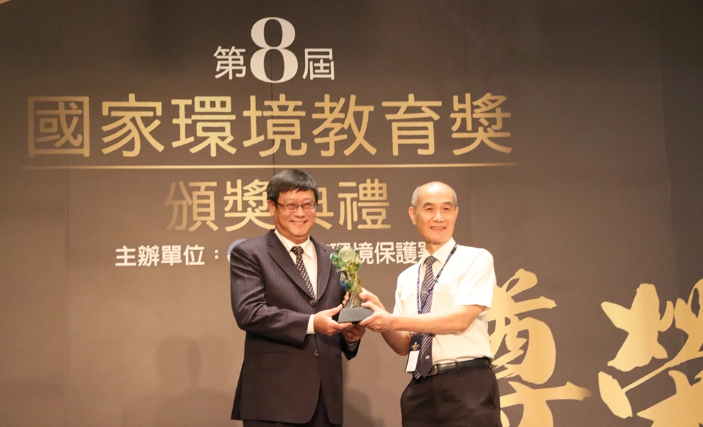 慈濟基金會(高雄靜思堂)同仁陳哲霖，在本屆則獲得「個人組」優等殊榮。 