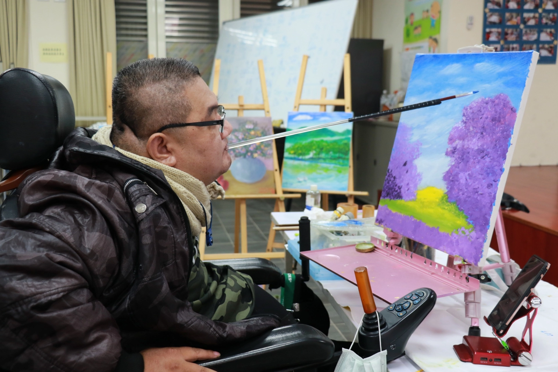 江永旭克服重重困難成為口足畫家。