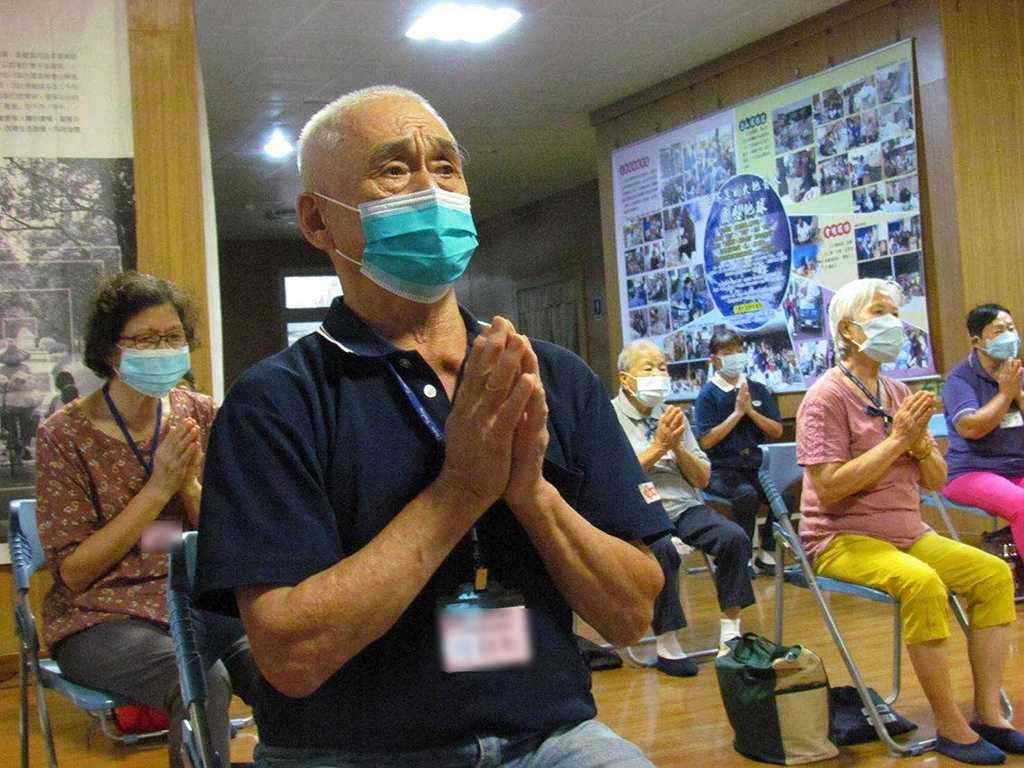 長輩們雙手合十，神情肅穆，祈願善念共振消弭戰爭，世界和平。