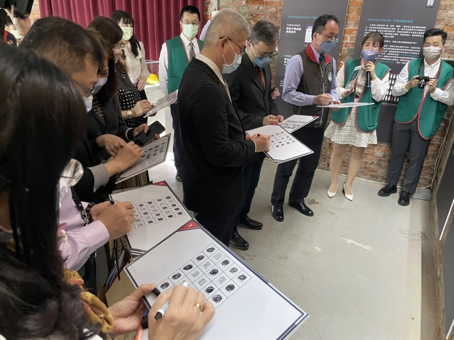 教育部學務特教司吳林輝司長偕同臺南市政府警察局方仰寧局長參與反毒教育特展實境解密遊戲
