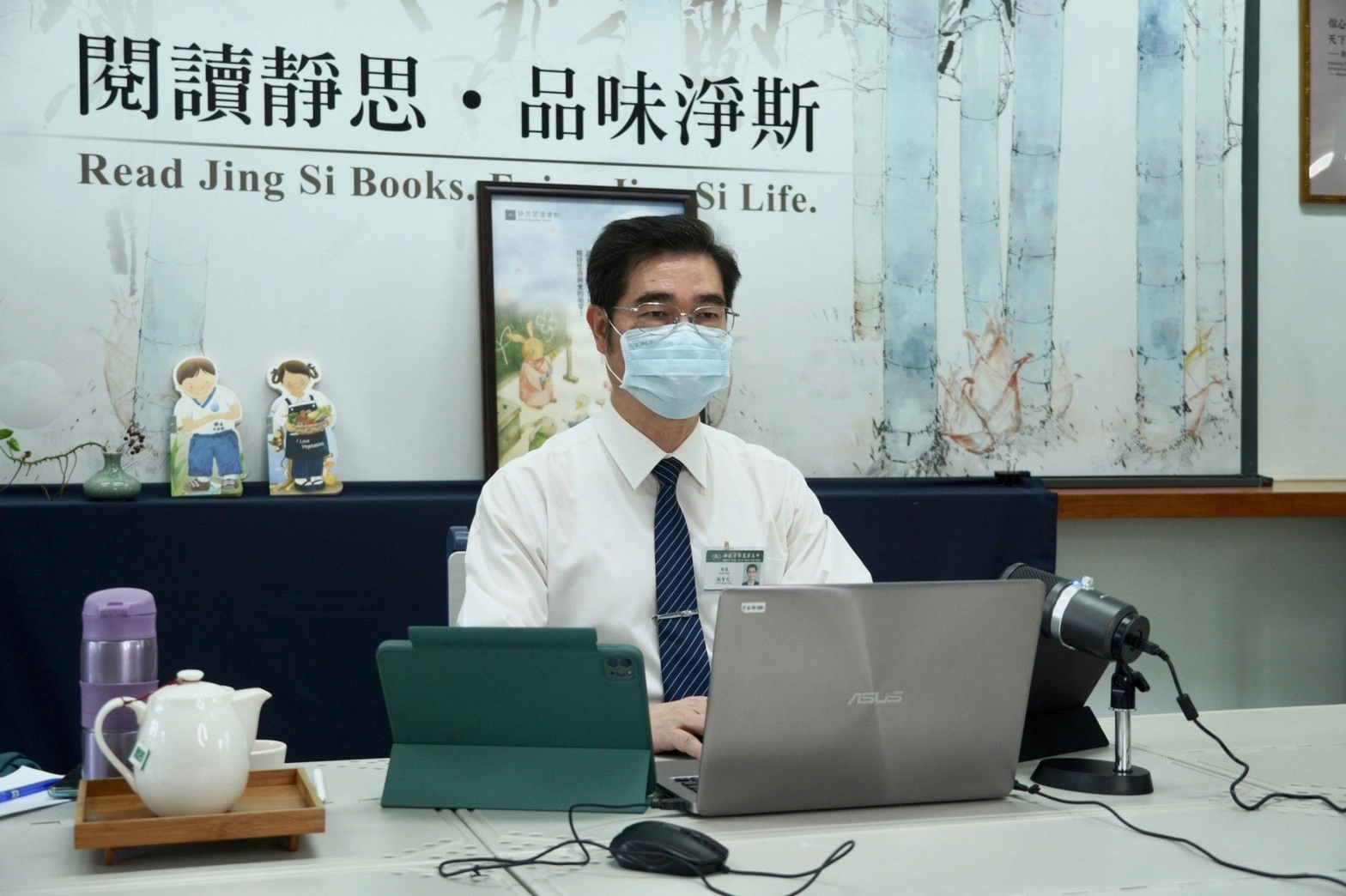 校長和大家分享慈濟一脈相承的人文教育及今年南慈中學測亮眼表現。(陳達生攝)