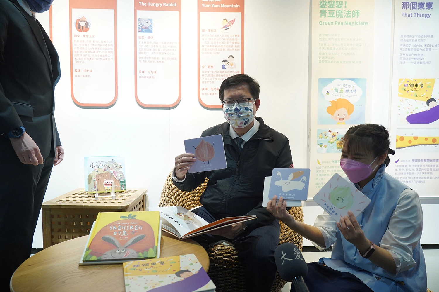 鄭文燦市長親自體驗童書區及鼓勵小朋友別挑食。