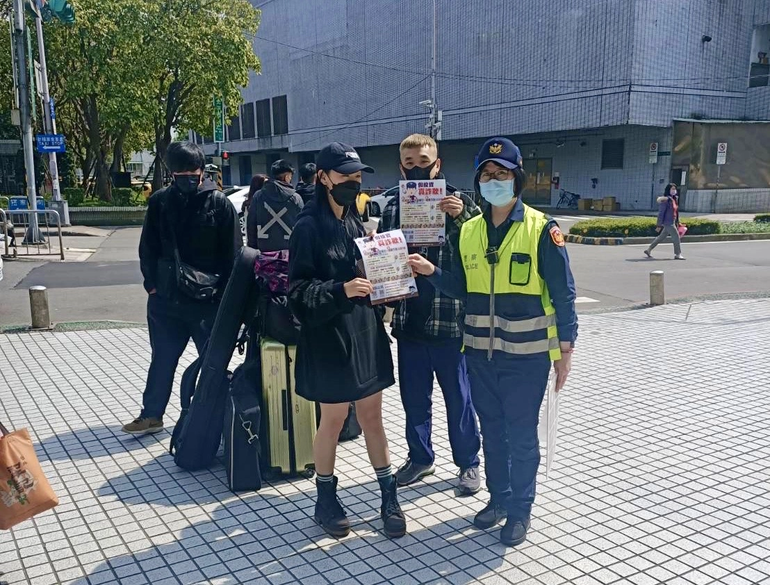 保大機動派出所於西門町徒步巡邏，宣導民眾防疫及反詐騙。