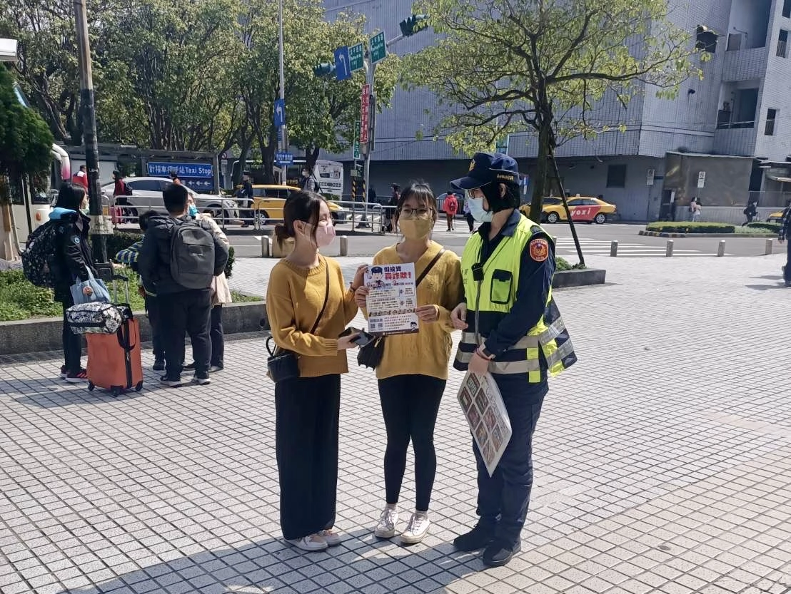 保大機動派出所於西門町徒步巡邏，宣導民眾防疫及反詐騙。