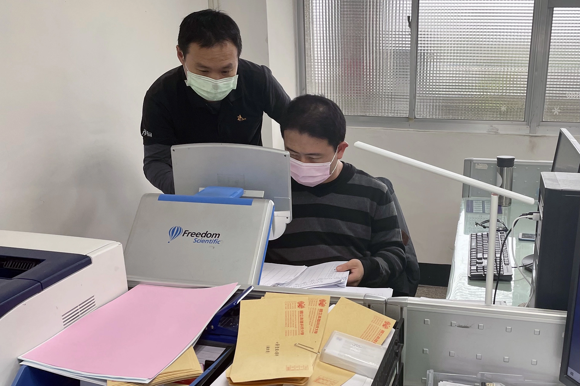 把資料放在下方，擴視機螢幕能將字體放大，方便閱讀