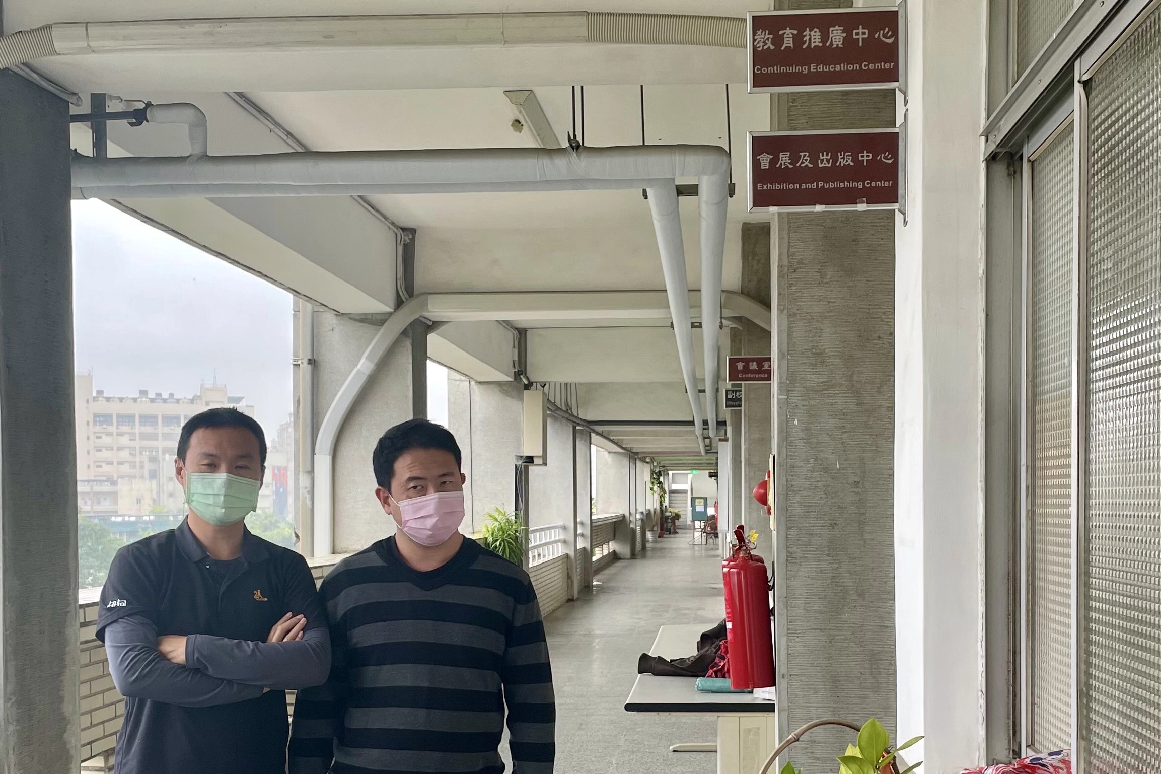 伊甸就服員林志善(左)協助阿旭(右)認識環境