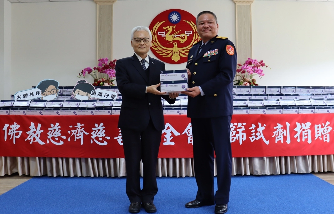 慈濟基金會由張宗義副執行長(左)代表，正式將五千個快篩試劑捐贈海巡人員，海巡署由許靜芝副署長(右)代表領受。