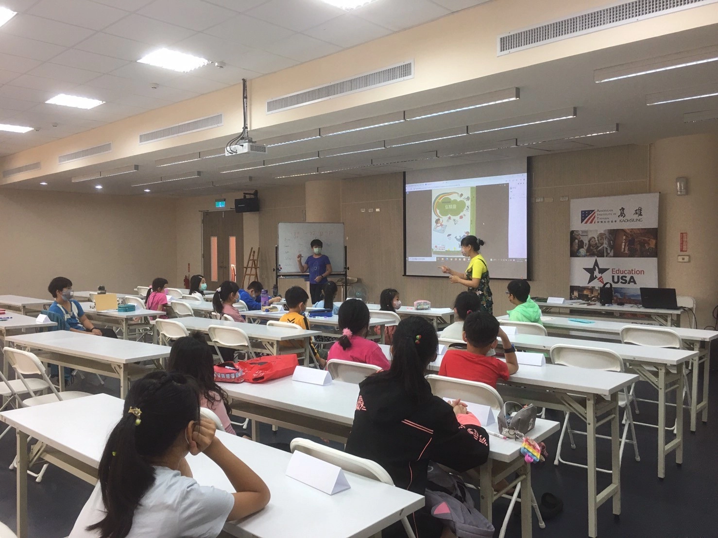 高市圖小蜻蜓讀書會結合「印刷．字造」展覽內容讓小朋友玩中英文字遊戲