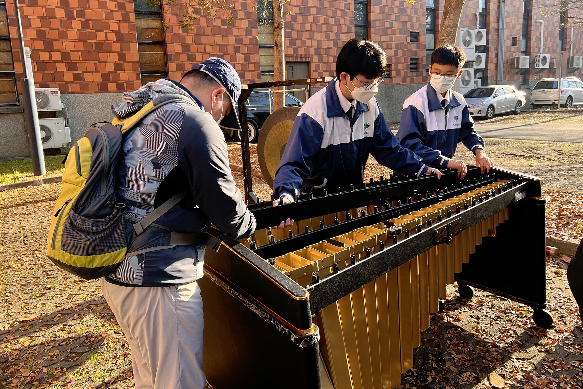 家長們也一同前往會場、組裝樂器護持比賽