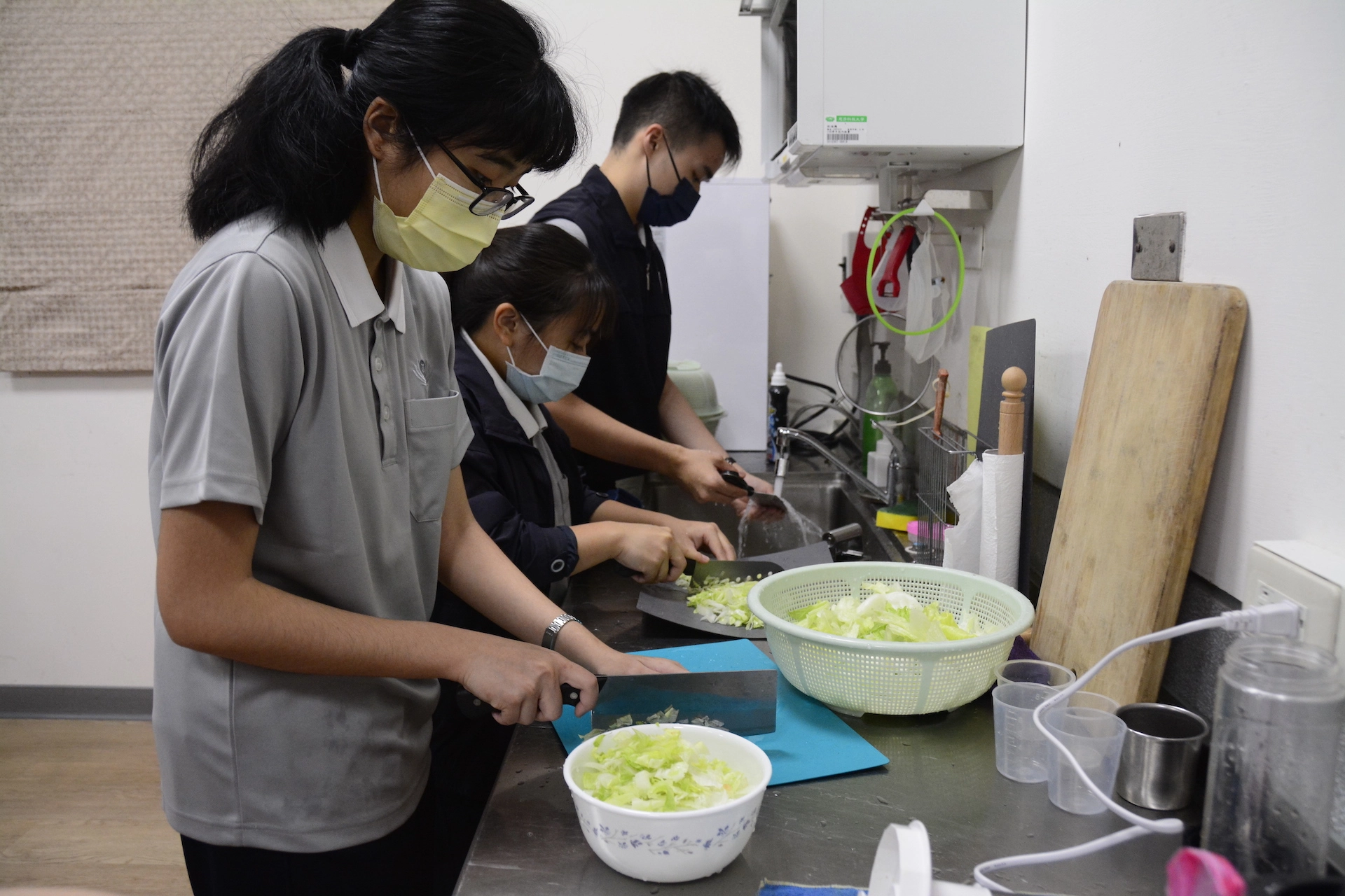 從備菜到烹煮，都由外籍學生全權負責。