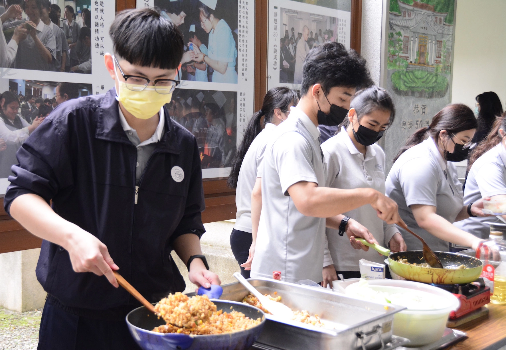 慈濟科技大學人文室及國際學生聯誼會社團推出「快閃異國美食料理」。