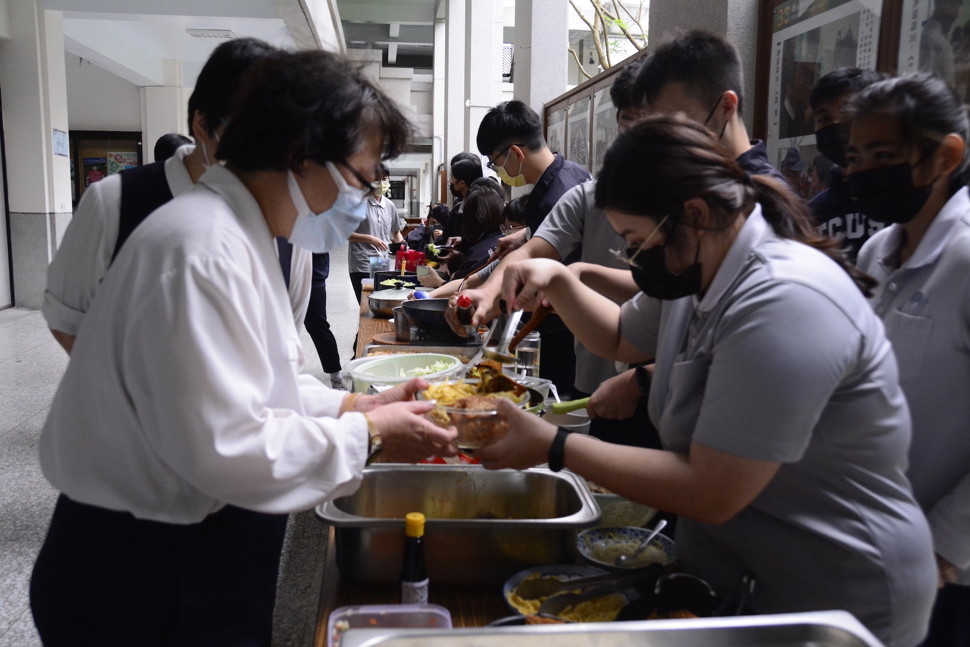 全校師生一齊響應國際素食募心募愛活動。