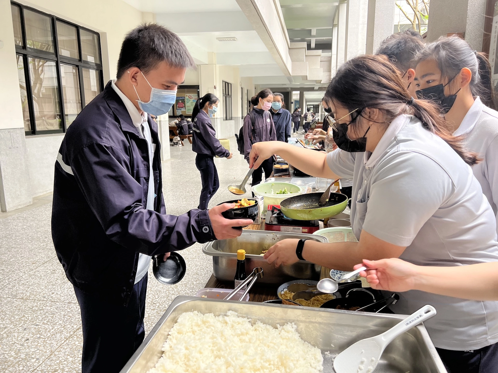 全校師生一齊響應國際素食募心募愛活動。