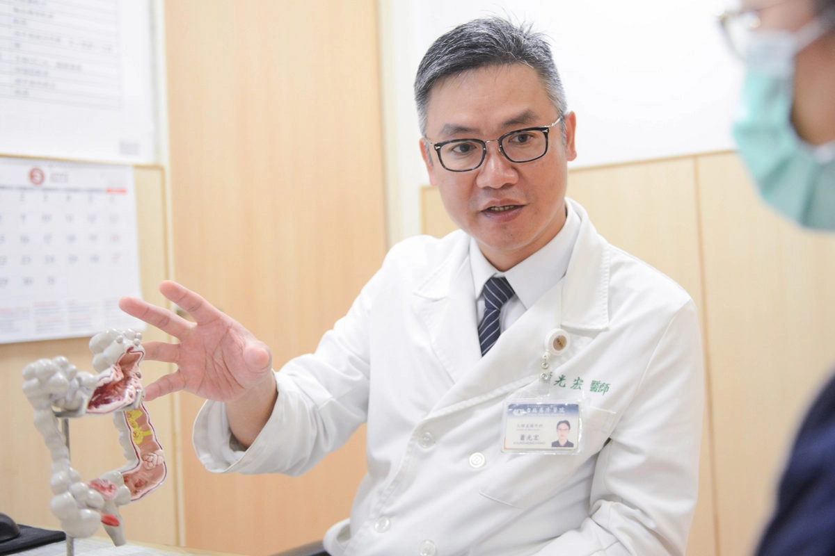 台北慈濟醫院大腸直腸外科蕭光宏主任看診示意照。