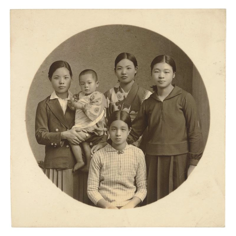 金淼寫真館，韶光，1935-1945，7.7_×_7.6_cm，明膠銀鹽相紙，國家攝影文化中心典藏。