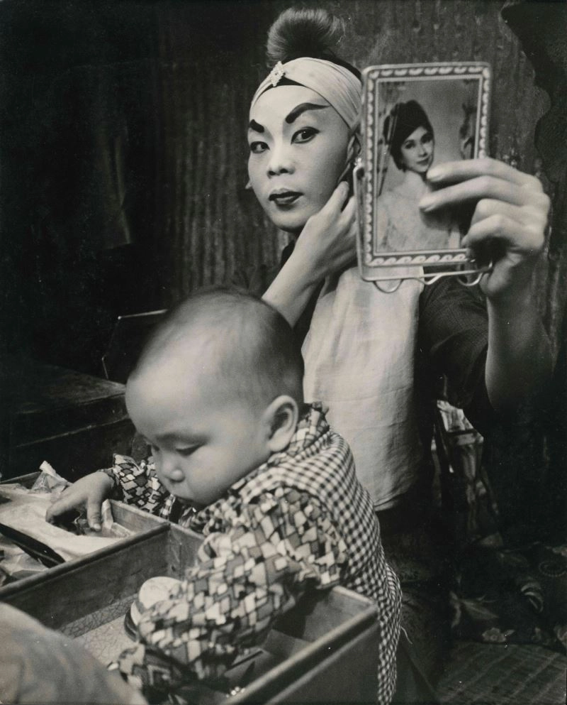 黃伯驥，〈上妝〉，1966，38.3_×_30.5_cm，明膠銀鹽相紙，國家攝影文化中心典藏。