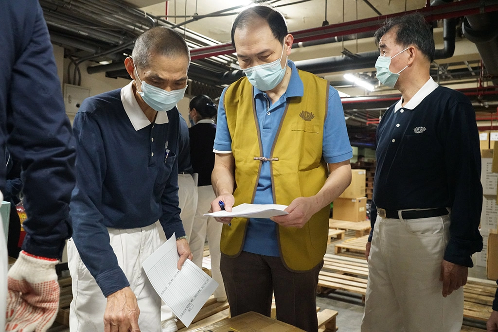 外交部亞西及非洲司司長楊心怡以志工身分到現場幫忙。
