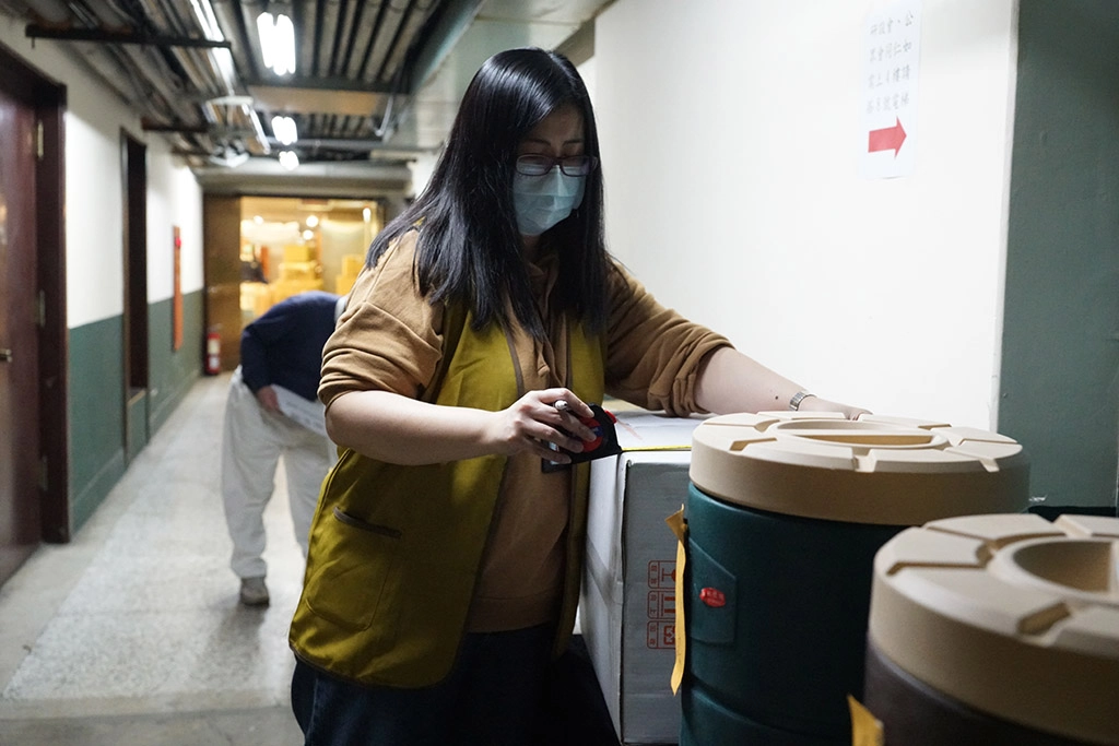 外交部非政府組織國際事務會 副執行長 吳竹君，以志工身分到現場幫忙。