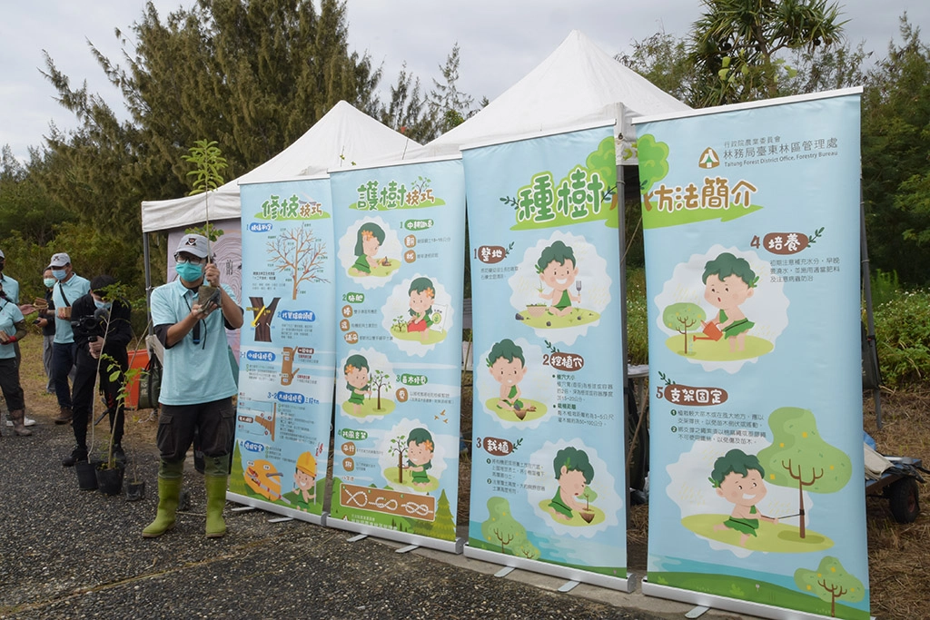 臺東林區管理處作業課宋俞賢技士說明修枝、客土、施肥等植栽技術的照顧及對土地上的保護作用。